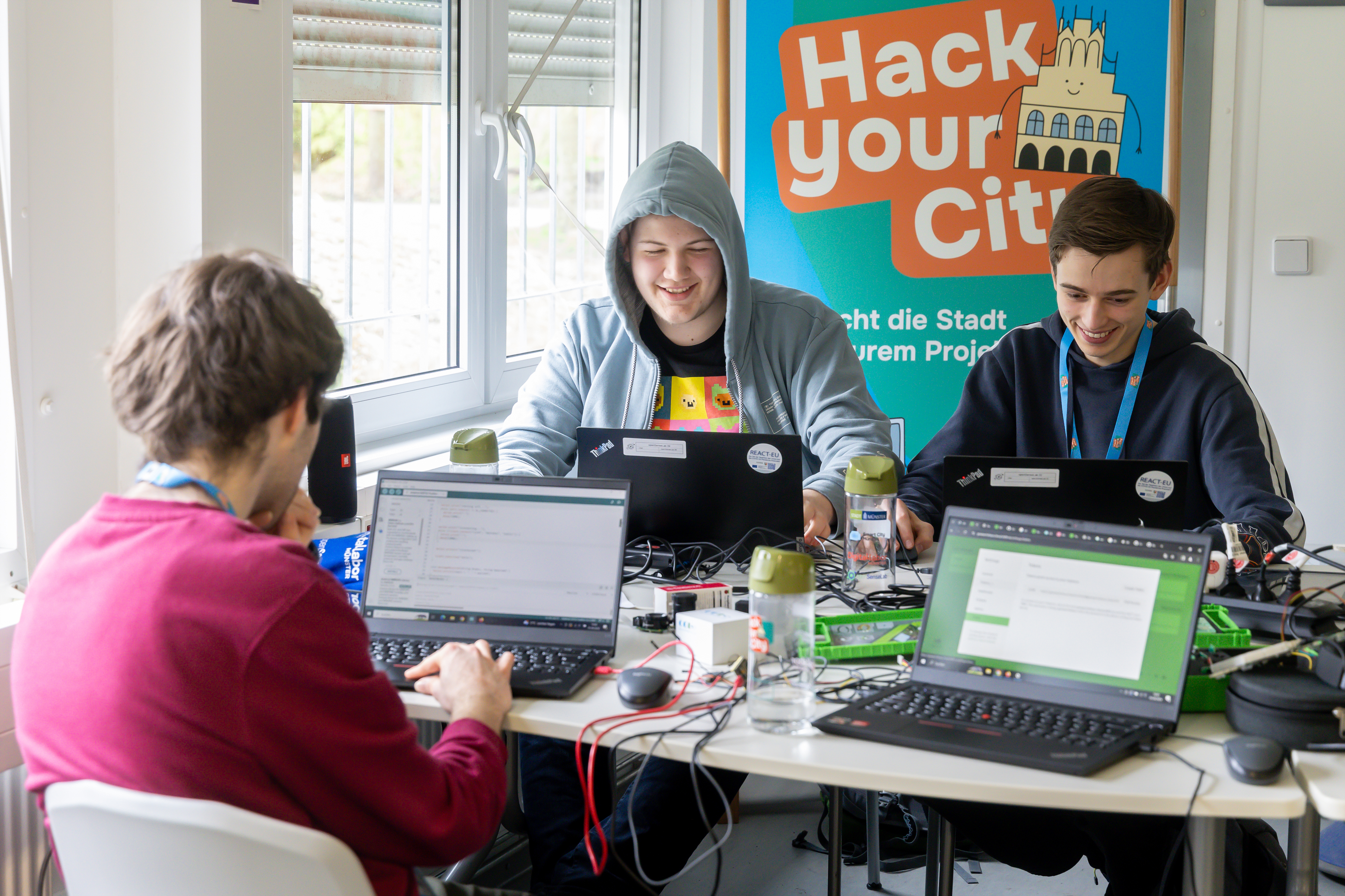 Jugendliche programmieren beim Hackathon "Hack your City" in Münster